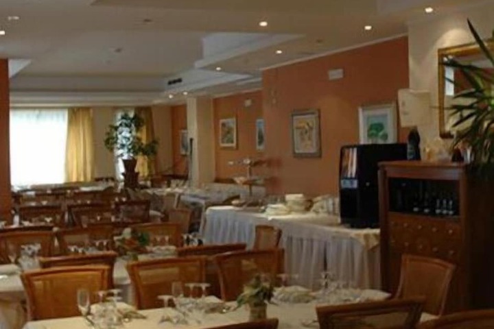 Dining 11 of 21