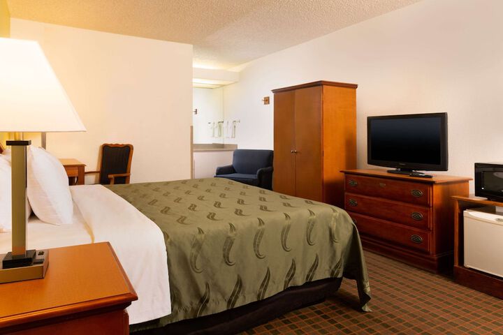 1 King Bed (10 of 19)