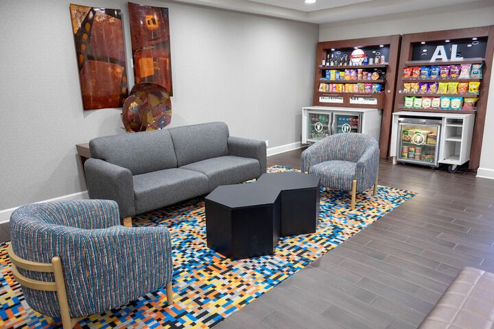 Lounge 45 of 54