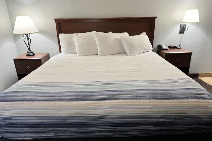 1 King Bed (7 of 25)