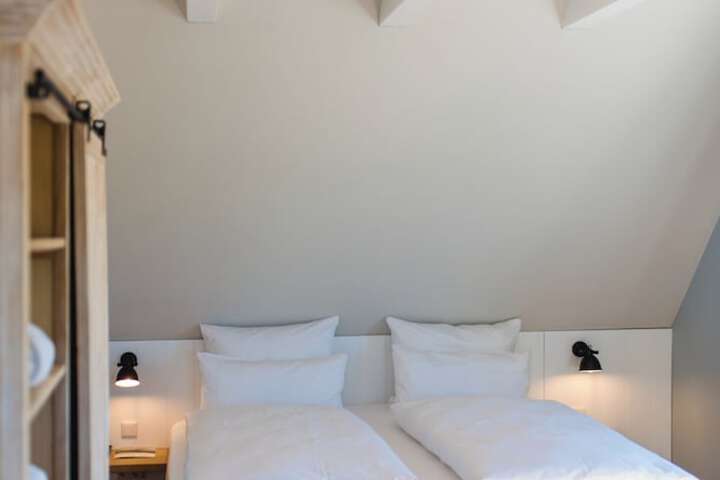 Room 9 of 36