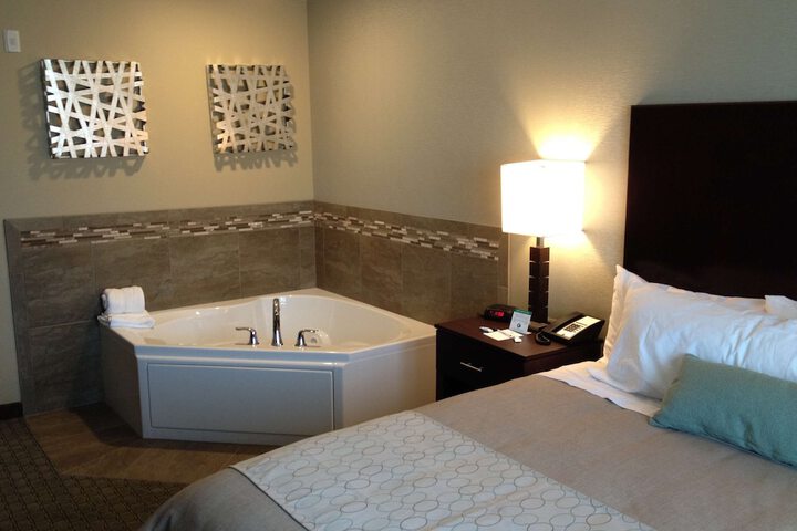 Deluxe King Bed (5 of 12)