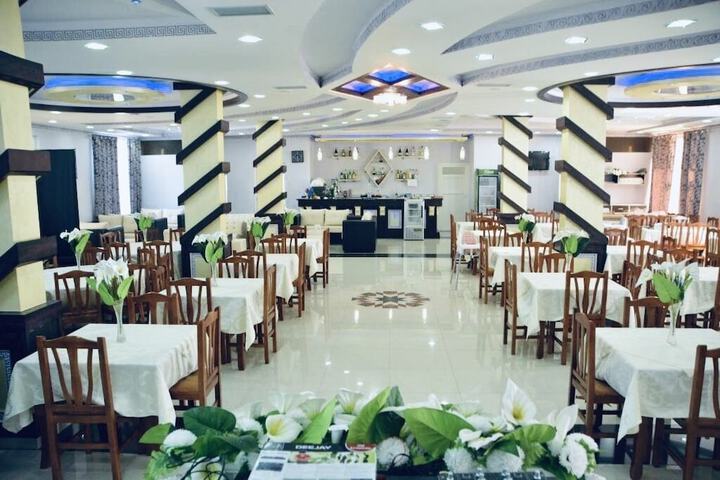 Dining 10 of 12