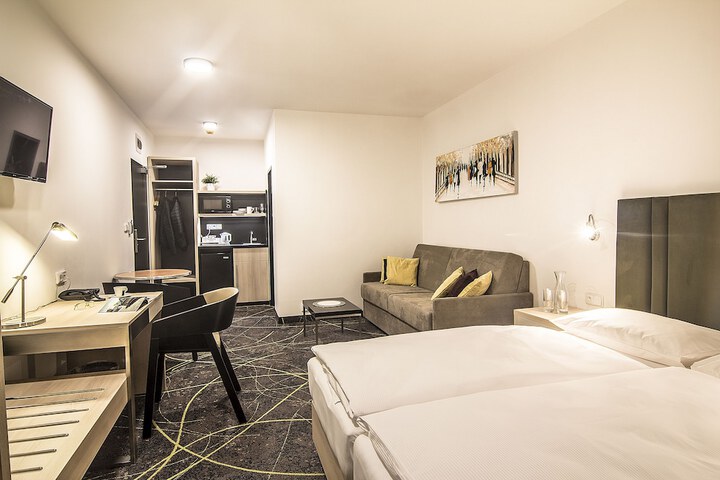 Room 9 of 37