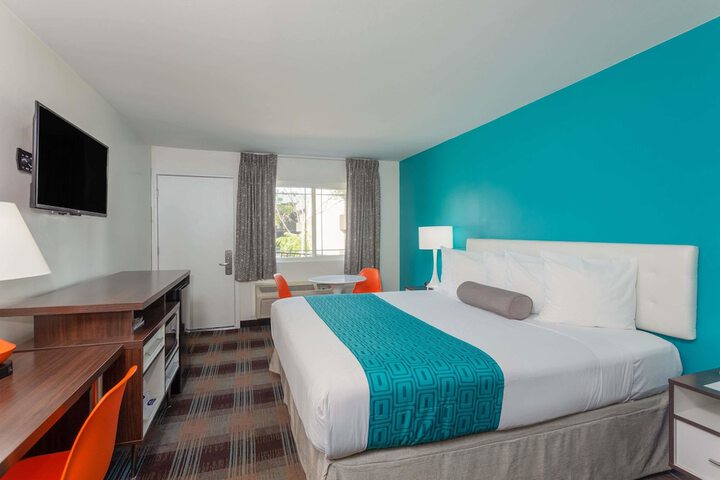 1 King Bed (4 of 12)
