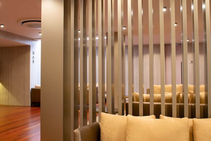 Lounge 67 of 85