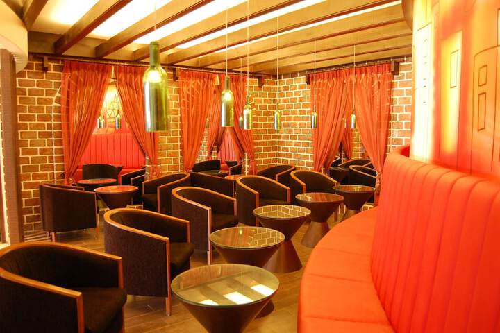 Lounge 23 of 28