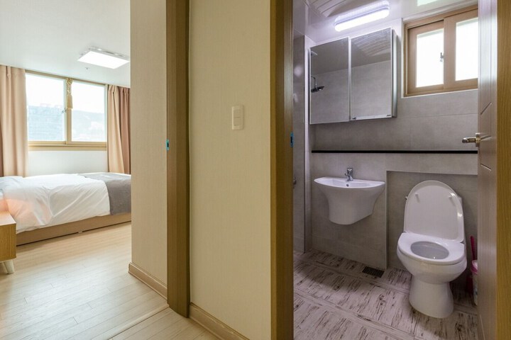 Room 16 of 36