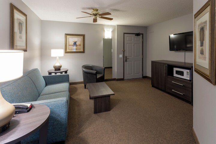 1 Bedroom Suite King Bed Jetted Tub (9 of 9)
