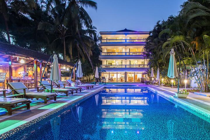 Hotel with Pool