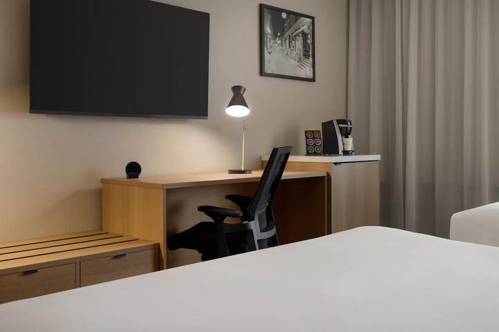 Room 33 of 46