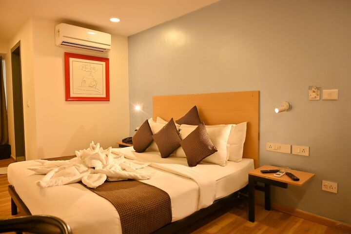 Room 4 of 8