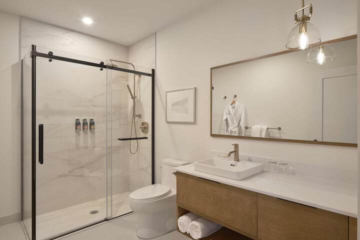 209 2nd Floor Studio Murphy Queen Bed with Balcony (64 of 95)