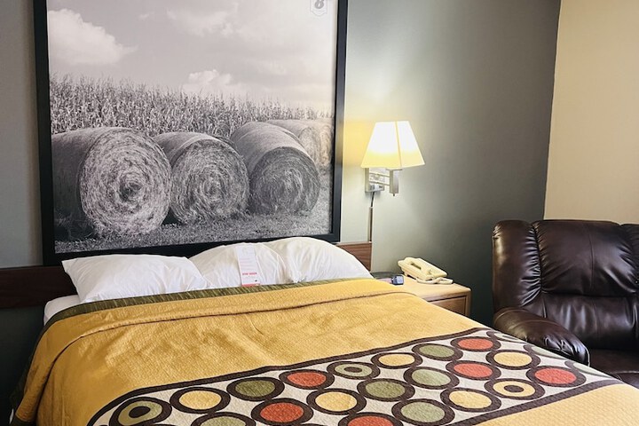 1 Queen Bed (14 of 26)