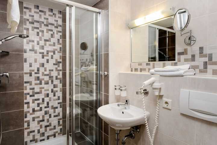 Room 15 of 32