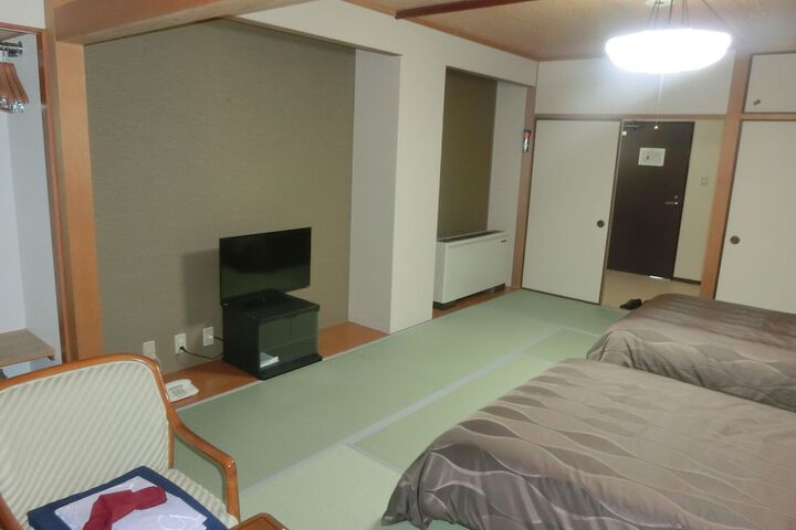 Room 8 of 38