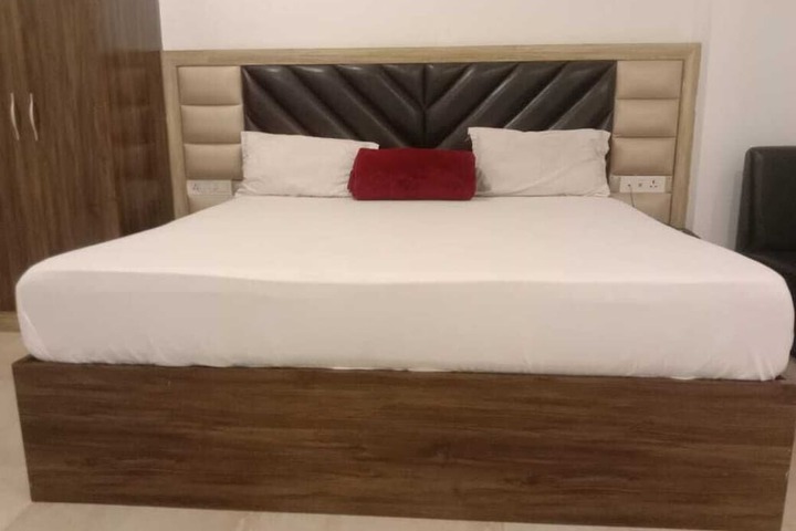 Room 7 of 16