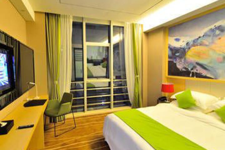 Room 4 of 8