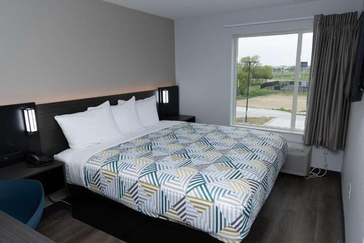 1 King Bed (5 of 6)