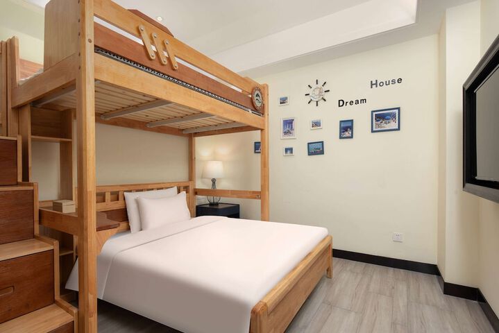 Room 6 of 18