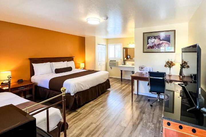 1 Queen Bed (45 of 49)