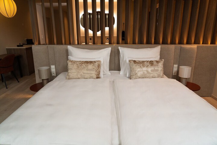Room 44 of 165