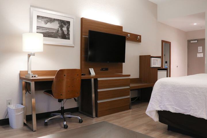 1 King Bed (5 of 10)