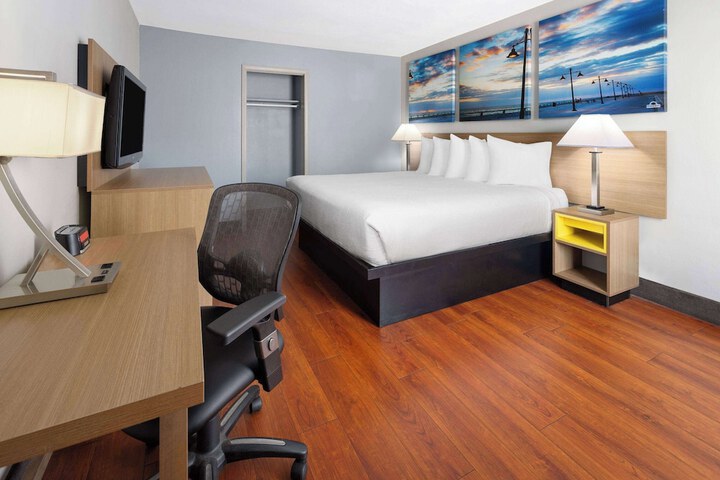 1 King Bed (4 of 8)