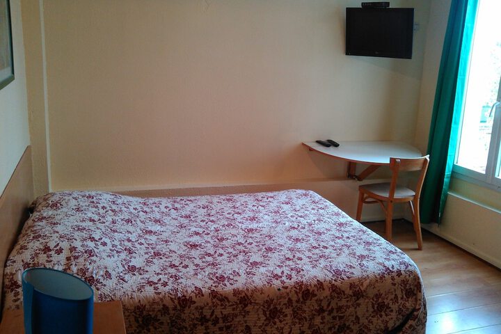 Room 5 of 16