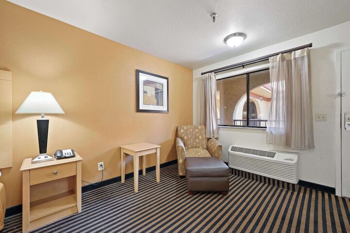 1 King Bed Business Desk Microwave and Refrigerator High Speed Internet Accessible Safe (3 of 20)