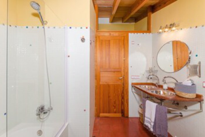 Room 4 of 76