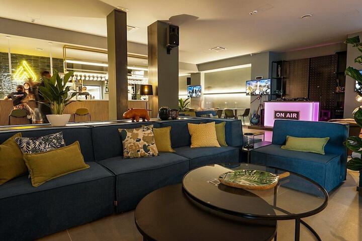 Lounge 30 of 37