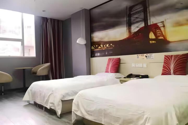 Thank Hotel Guizhou Longli County Lanban Street Pedestrian Street