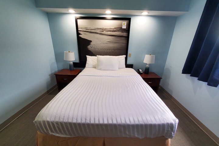 1 Queen Bed (3 of 11)