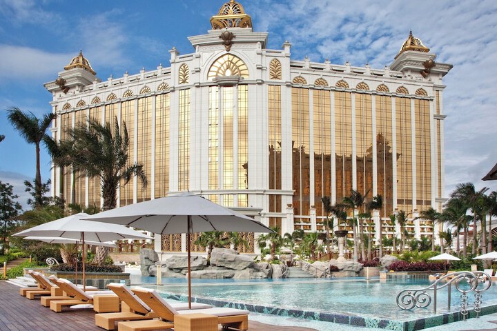 Pools & Facilities