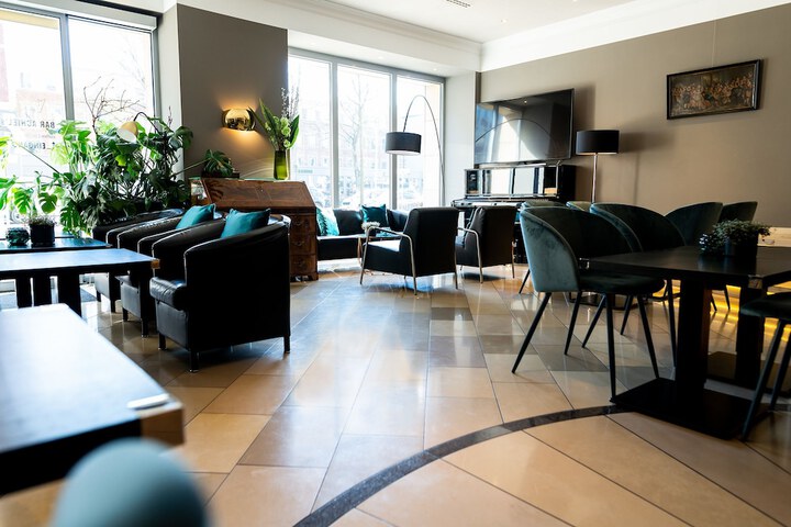 Lounge 85 of 102