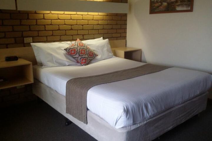 Room 11 of 32
