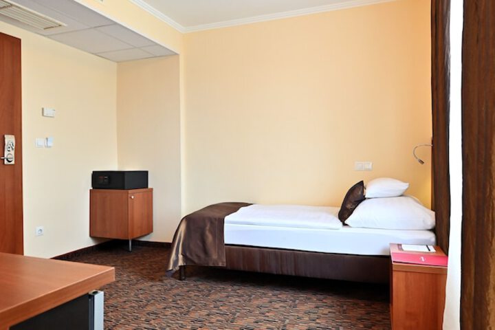 Room 18 of 102