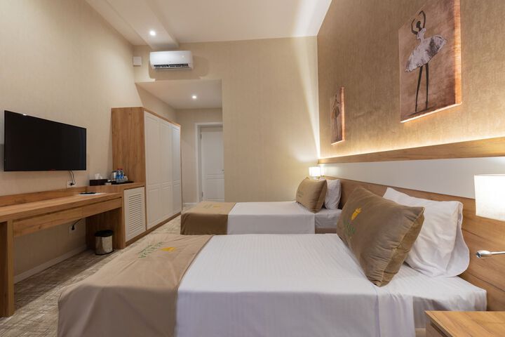 Room 6 of 33