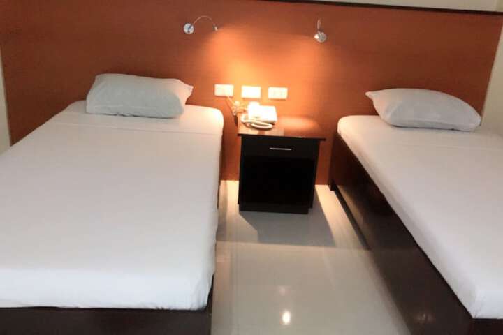 Room 4 of 32