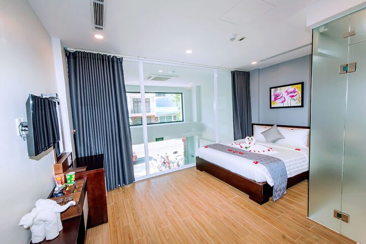 Room 6 of 16