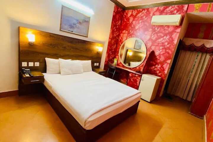 HOTEL B R LOUNGE