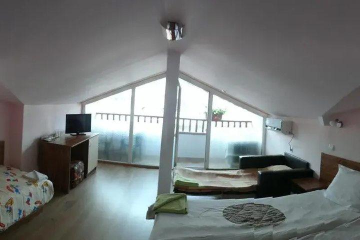 Room 5 of 12