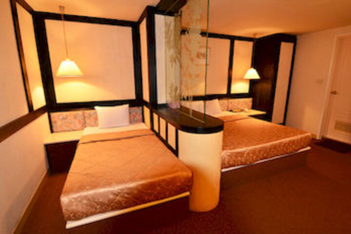 Room 9 of 14
