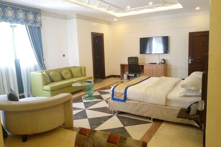 Room 28 of 114
