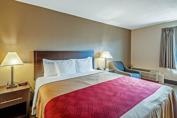 1 King Bed (5 of 5)