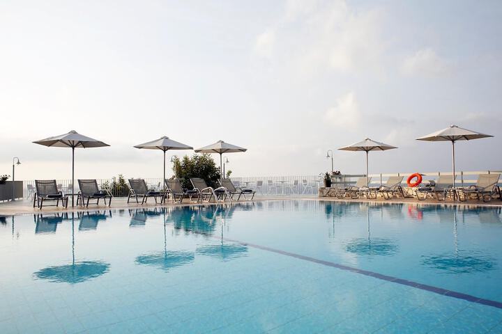 Hotel with Pool