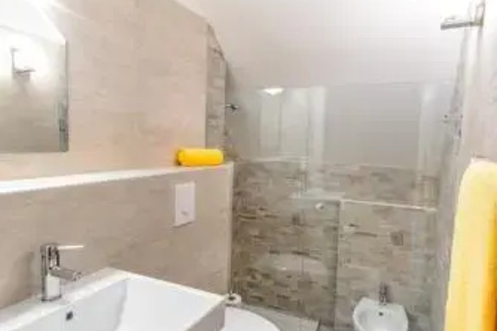 Room 6 of 12