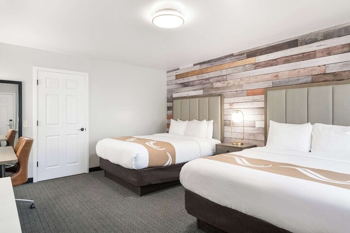 1 Queen Bed (23 of 26)