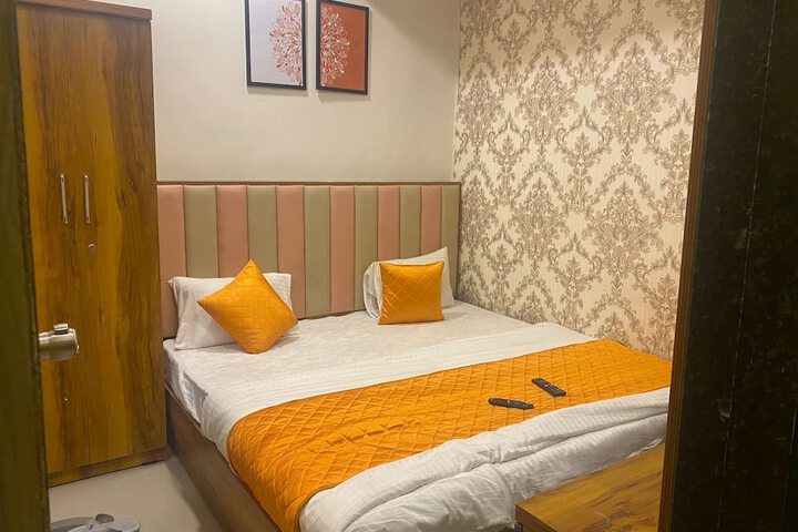 Room 7 of 18